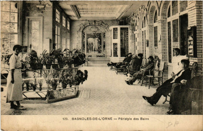 Carte postale ancienne Bagnoles-de-l'Orne - Péristyle des Bains à Ri