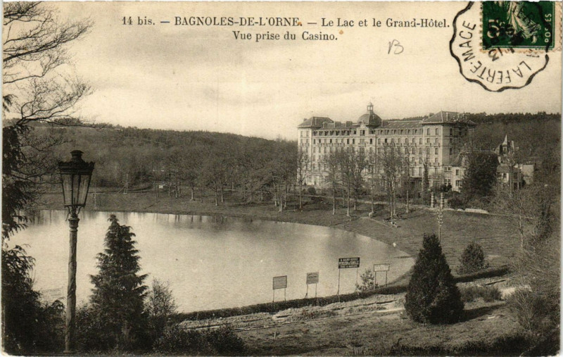 Carte postale ancienne Bagnoles-de-l'Orne - Le Lac et le Grand-Hotel. Vue prise du Casino à Ri