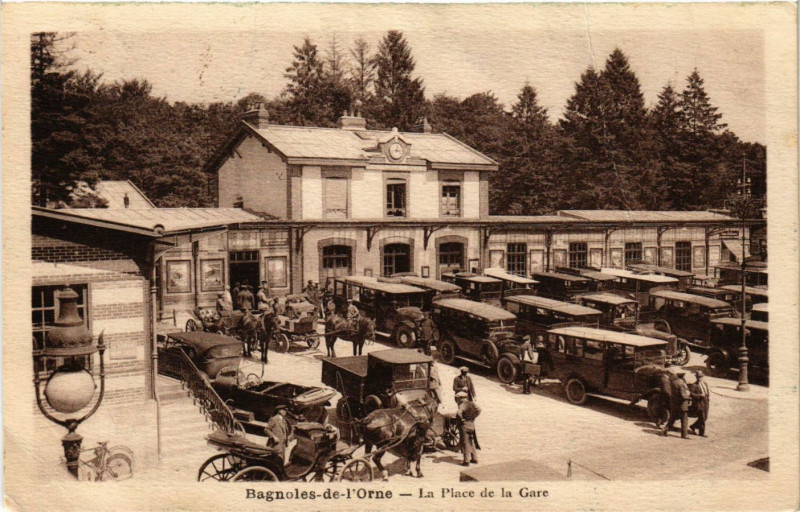 Carte postale ancienne Bagnoles-de-l'Orne - La Place de la Gare
