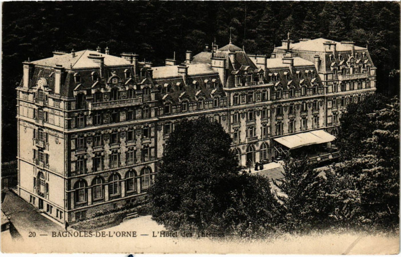 Carte postale ancienne Bagnoles-de-l'Orne - L'Hotel des Thermes