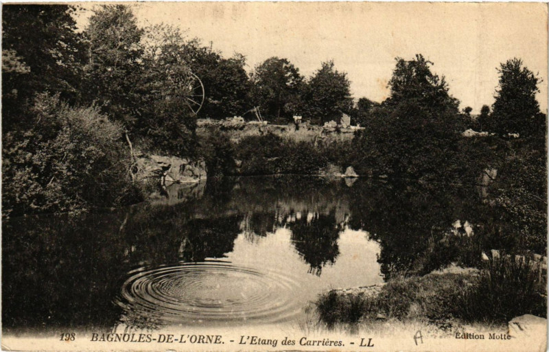 Carte postale ancienne Bagnoles-de-l'Orne - L'Etang des Carriéres à Ri