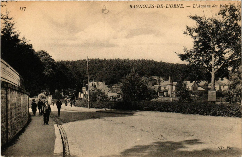 Carte postale ancienne Bagnoles-de-l'Orne - L'Avenue des Bains