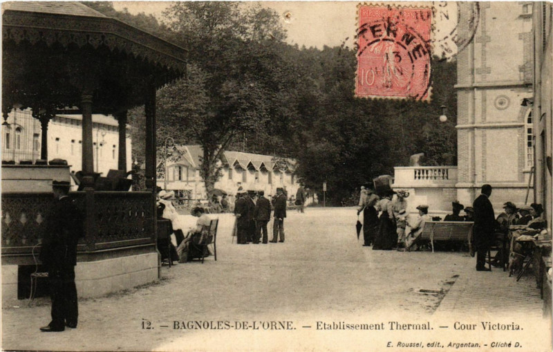 Carte postale ancienne Bagnoles-de-l'Orne - Etablissement Thermal - Cour Victoria à Ri