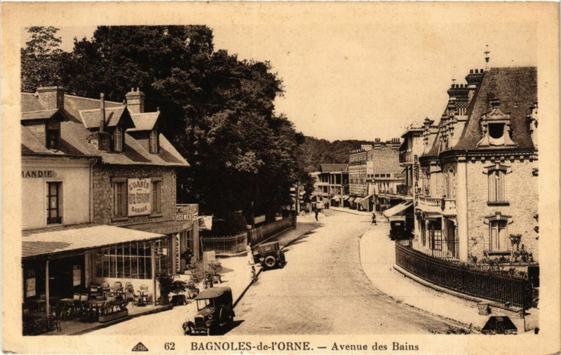 Carte postale ancienne Bagnoles-de-l'Orne - Avenue des Bains
