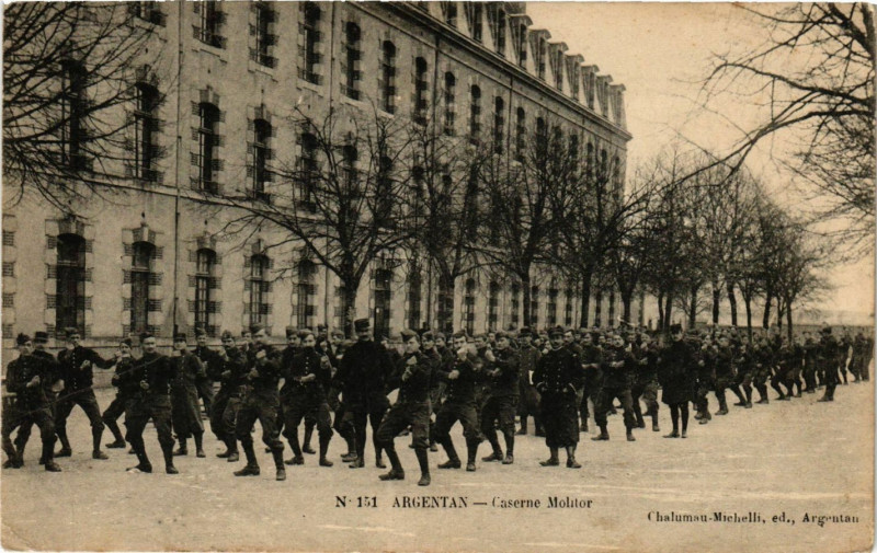 Carte postale ancienne Argentan - Caserne Molitor à Argentan