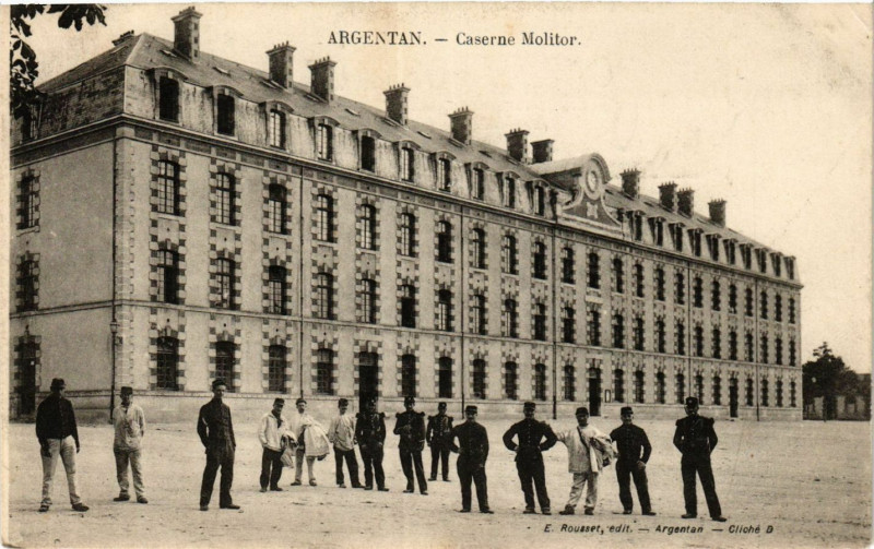 Carte postale ancienne Argentan - Caserne Molitor à Argentan
