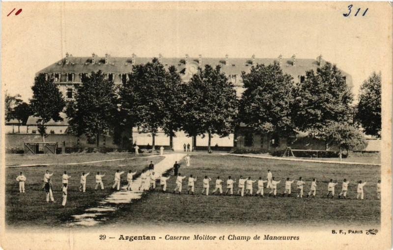 Carte postale ancienne Argentan -  Caserne Molitor et Champ de Manceuvres à Argentan