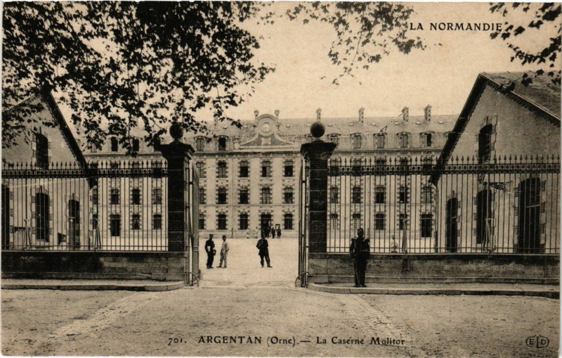 Carte postale ancienne Argentan (Orne) - La Caserne Molitor à Argentan