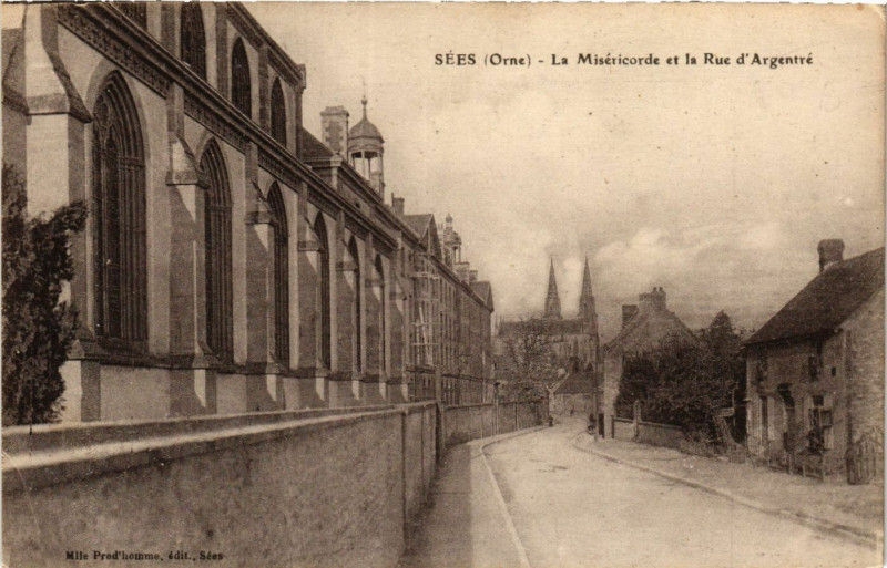 Carte postale ancienne Sees (Orne) - La Misericorde et la Rue d'Argentre à Sées