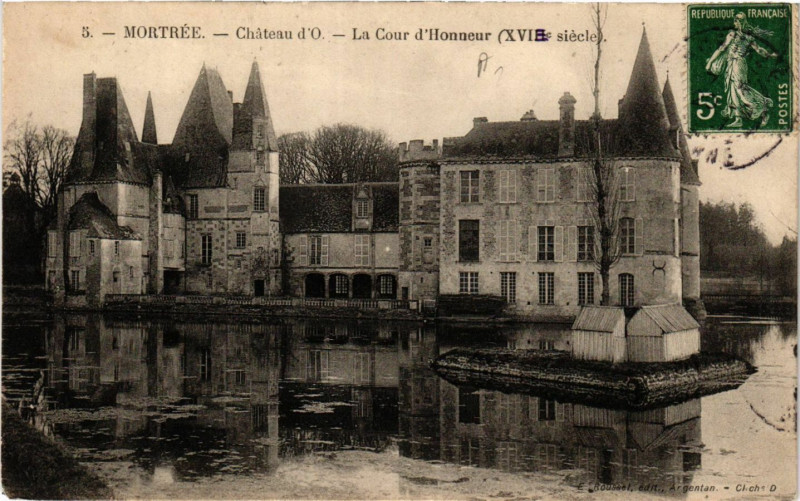 Carte postale ancienne Mortree - Chateau d'O - La Cour d'Honneur (Xvi siecle) à Mortrée