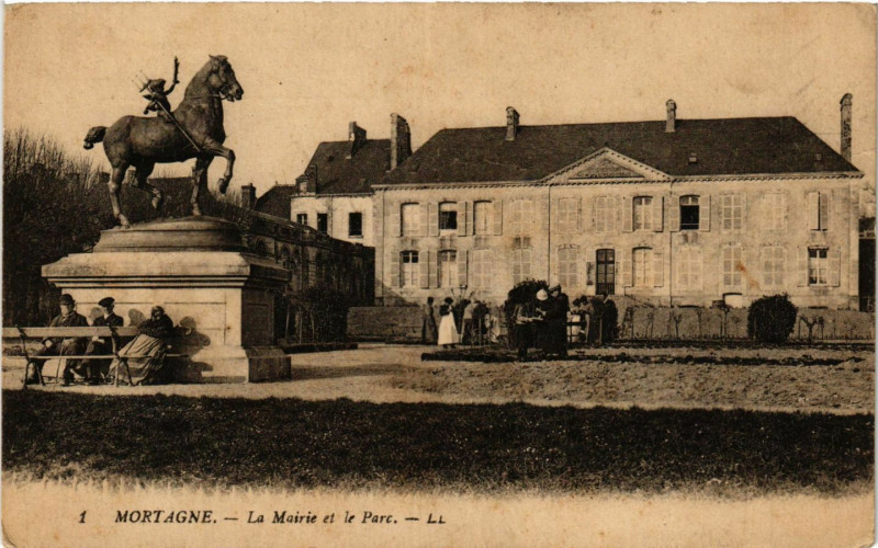 Carte postale ancienne Mortagne - La Mairie et le Parc à Ri