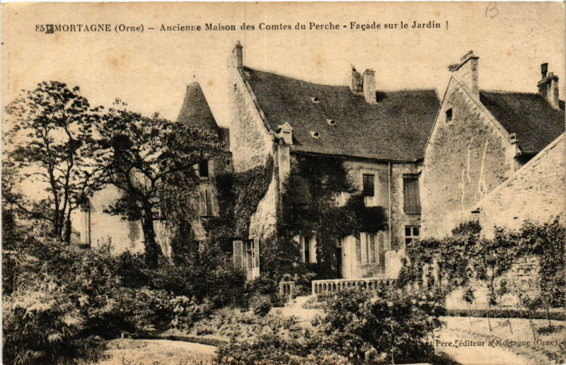 Carte postale ancienne Mortagne (Orne) Ancienne Maison des Comtes du Perche Facade sur