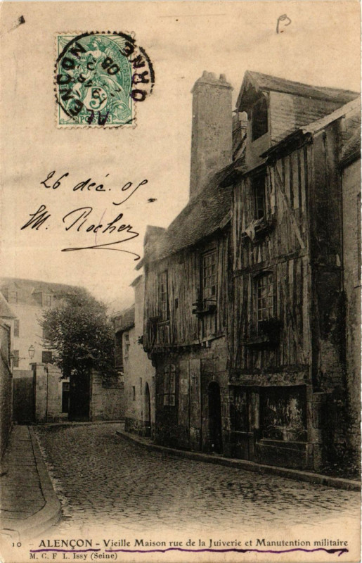 Carte postale ancienne Alencon-Vieille Maison rue de la Juiverie et Manitention militaire à Alençon