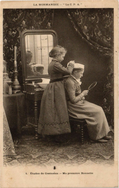 Carte postale ancienne Etudes de Cosumes - Ma pemiére Bonnette
