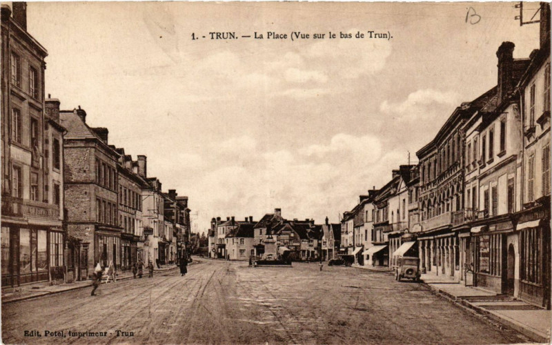 Carte postale ancienne Trun - La Place (Vue sur le bas de Trun) à Trun