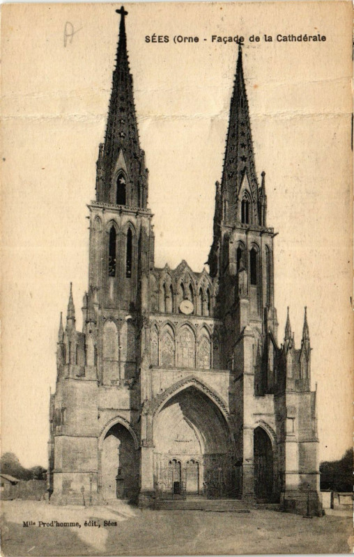 Carte postale ancienne Sées(Orne) - Facade de la Cathédrale à Sées
