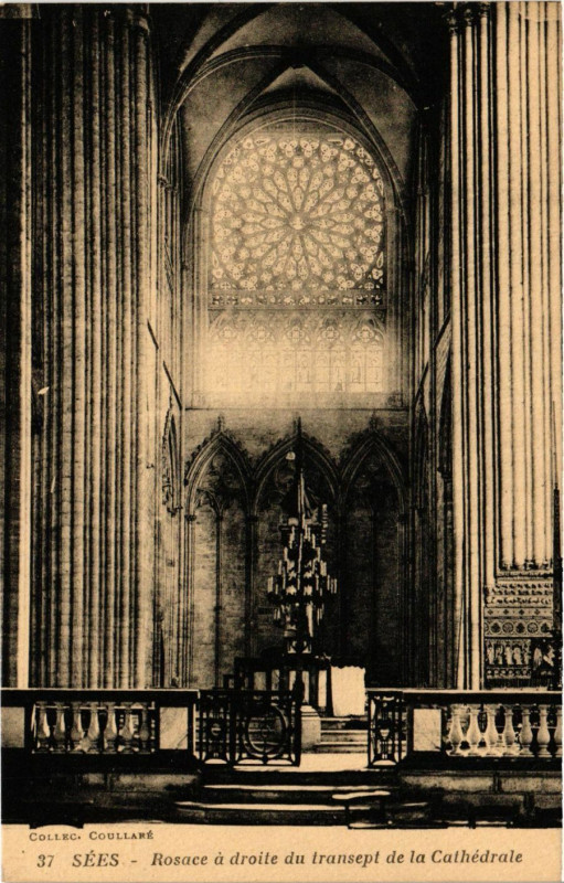 Carte postale ancienne Sées - Rosace á droite du transept de la Cathédrale à Sées