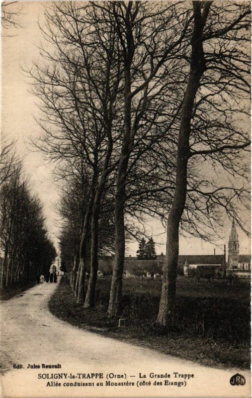 Carte postale ancienne Soligny-la- Trappe (Orne) -La Grande Trappe -Allée conduisant au à Soligny-la-Trappe