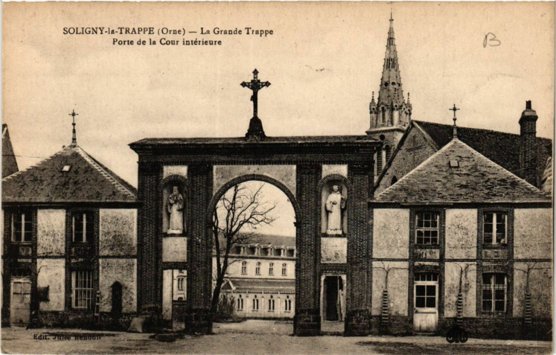 Carte postale ancienne Soligny- la-Trappe (Orne) - La Grande Trappe -Porte de la Cour... à Soligny-la-Trappe