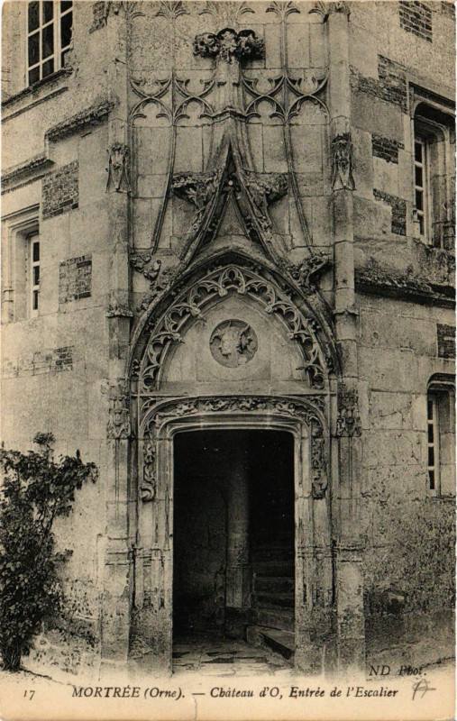 Carte postale ancienne Mortrée(Orne) - Cháteau d'O , Entrée de l'Escalier à Mortrée