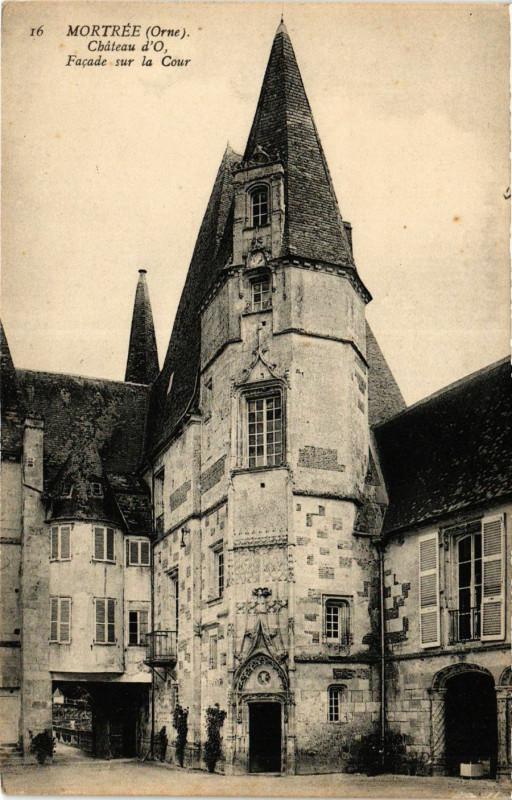 Carte postale ancienne Mortrée (Orne) - Le Cháteau d'O, Facade sur la Cour à Mortrée