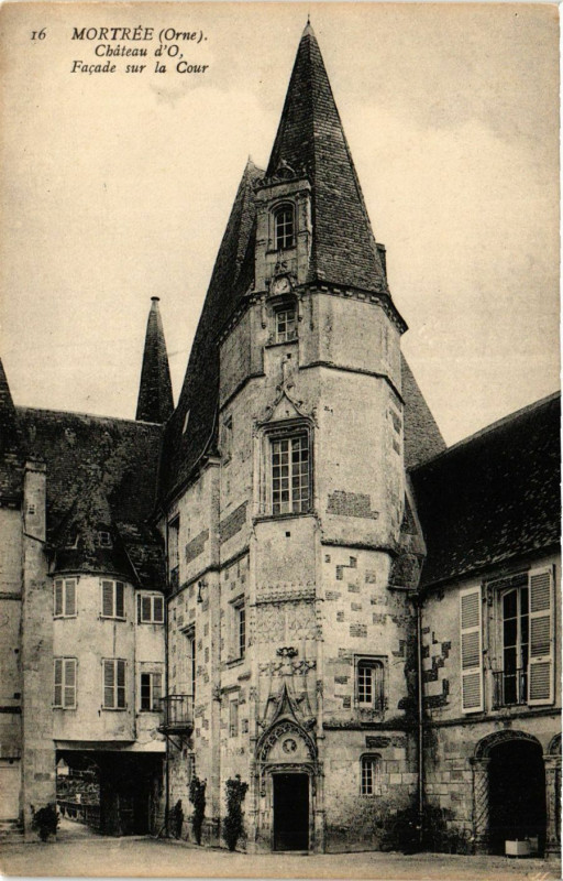 Carte postale ancienne Mortrée (Orne) - Le Cháteau d'O, Facade sur la Cour à Mortrée