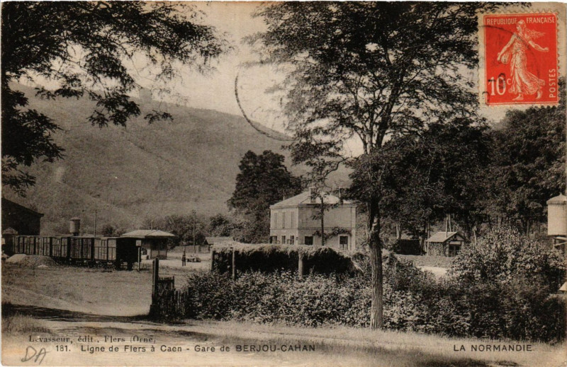 Carte postale ancienne Ligne de Flers á Caen - Gare de Berjou-Cahan - La Normandie à Flers