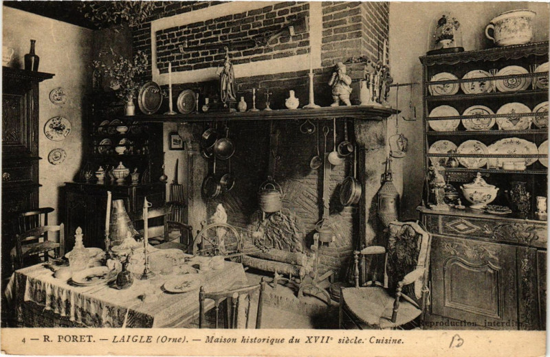 Carte postale ancienne Laigle(Orne)-Maison historique du Xvii siécle- Cuisine à Ri