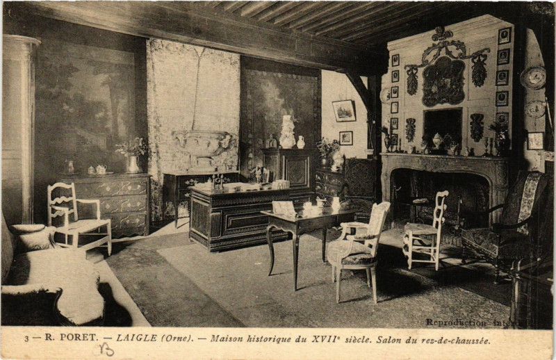 Carte postale ancienne Laigle(Orne)-Maison historique du Xvii s. Salon du rez-de-chaussée à Ri