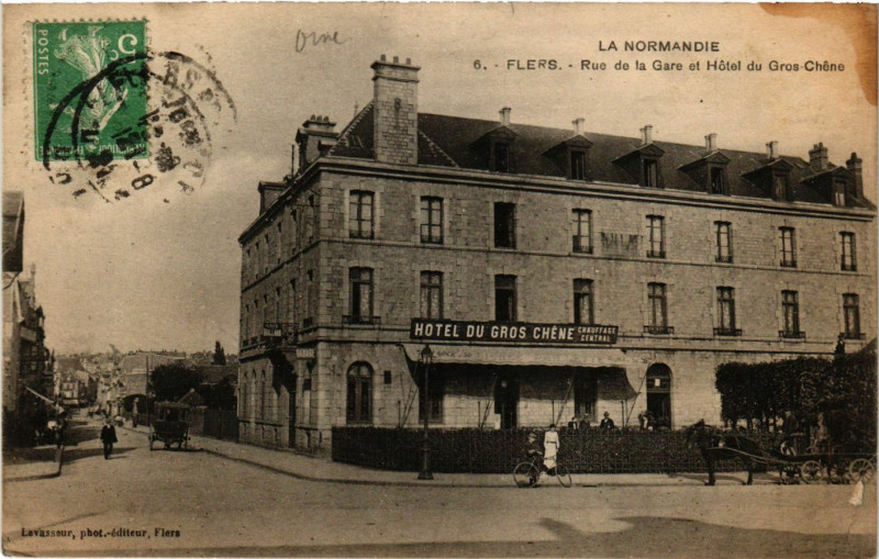 Carte postale ancienne La Normandie - Flers - Rue de la Gare et Hotel du Gros-Chéne à Flers