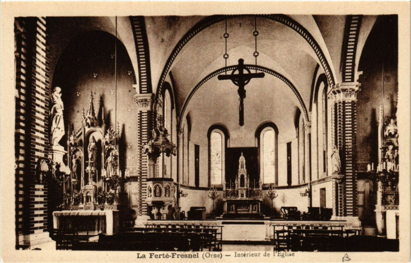 Carte postale ancienne La Ferté-Fresnel (Orne) - Intérieur de l'Eglise à Ri