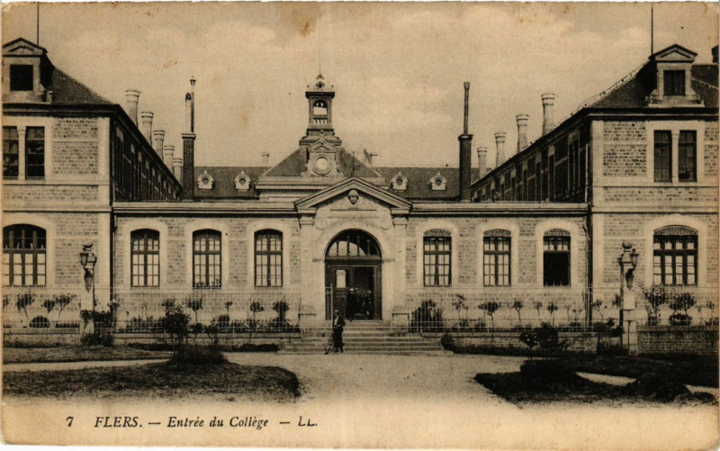 Carte postale ancienne Flers - Entrée du Collége à Flers