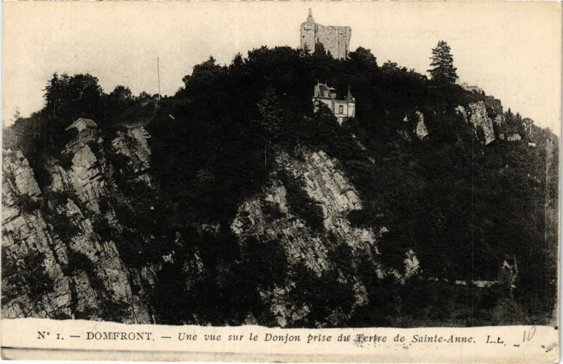 Carte postale ancienne Domfront - Une vue sur le Donjon prise du Tertre de Sainte- Anne à Ri