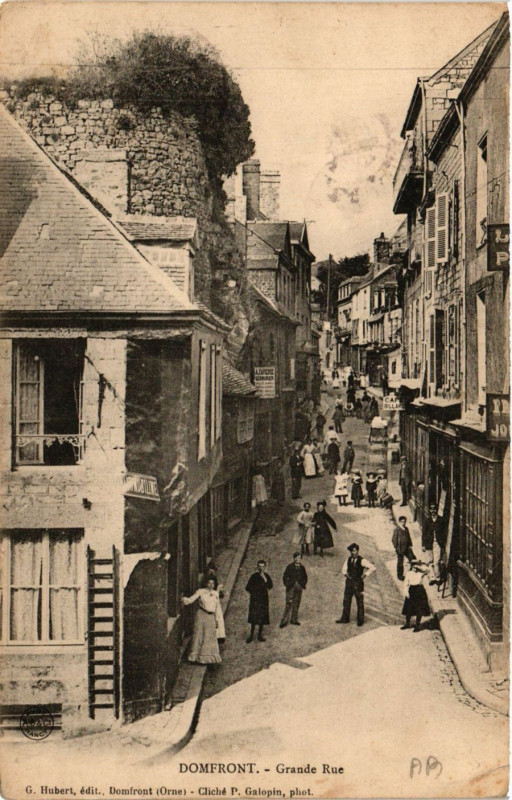 Carte postale ancienne Domfront - Grande Rue