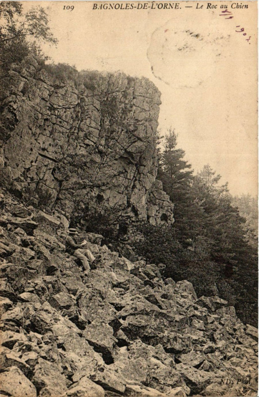 Carte postale ancienne Bagnoles-de-l'Orne - La Rue du Chien
