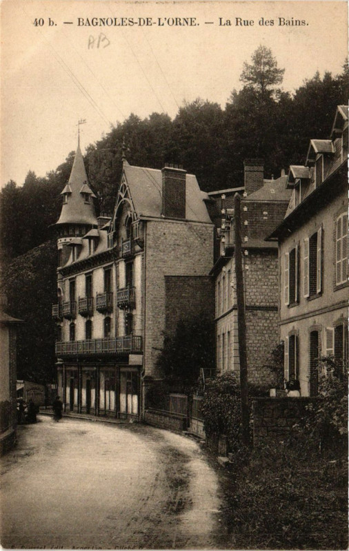 Carte postale ancienne Bagnoles-de-l'Orne - La Rue des Bains
