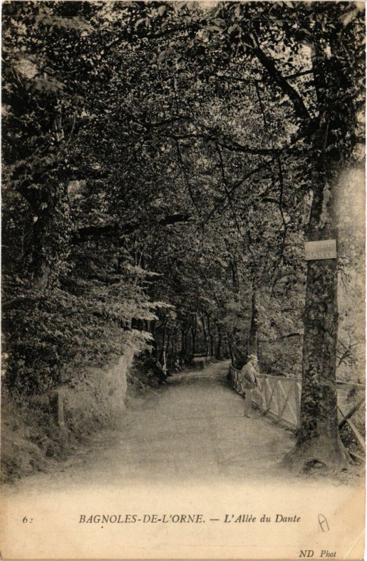 Carte postale ancienne Bagnoles-de-l'Orne - L'Allée du Dante