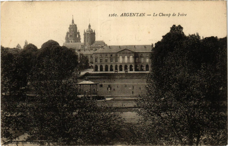 Carte postale ancienne Argentan - Le Camp de Foire à Argentan