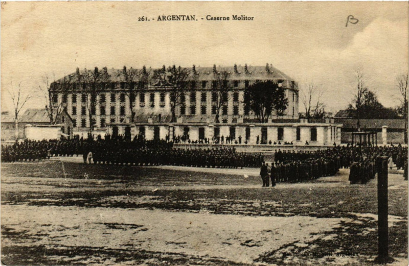 Carte postale ancienne Argentan - Caserne Molitor à Argentan