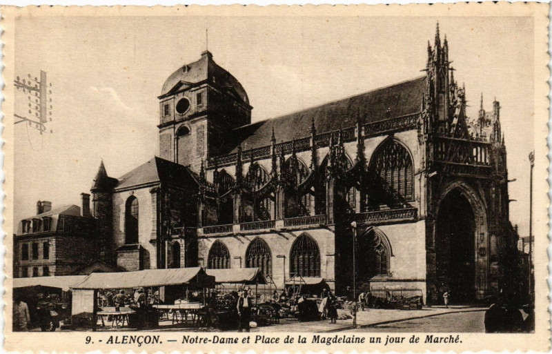 Carte postale ancienne Alencon - Notre-Dame et Place de la Magdelaine un jour de Marché à Alençon