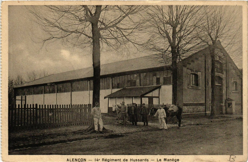 Carte postale ancienne Alencon - 14* Régiment de Hussards - Le Manége à Alençon