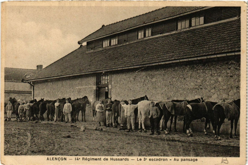 Carte postale ancienne Alencon - 14* Régiment de Hussards - Le 3* escadron - Au pansage à Alençon