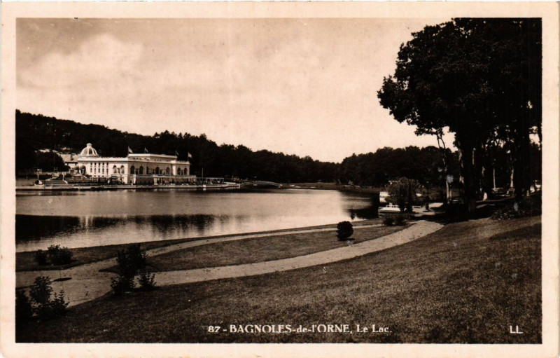 Carte postale ancienne Bagnoles-de-l'Orne - Le Lac
