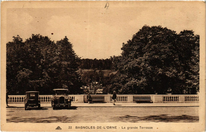 Carte postale ancienne Bagnoles-de-l'Orne - La Grande Terrasse