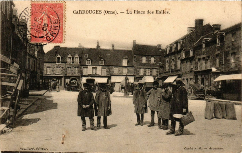 Carte postale ancienne Carrouges - La Place des Halles à Carrouges