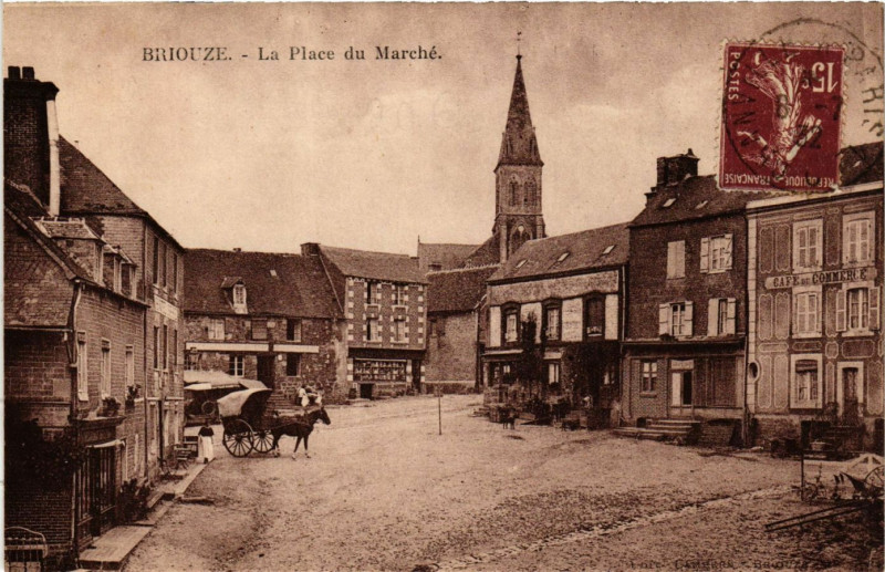 Carte postale ancienne Briouze - La Place du Marche à Briouze