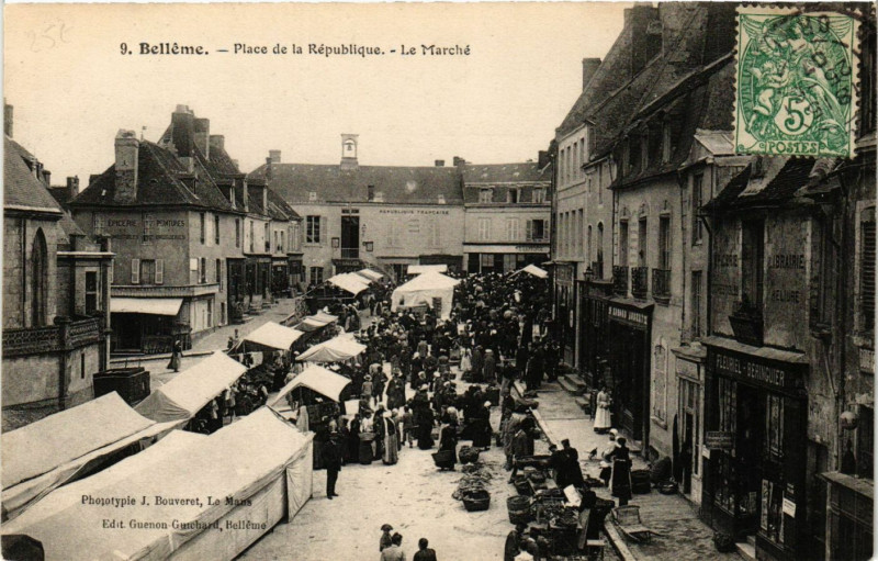 Carte postale ancienne Belleme - Place de la Republique - Le Marche à Bellême