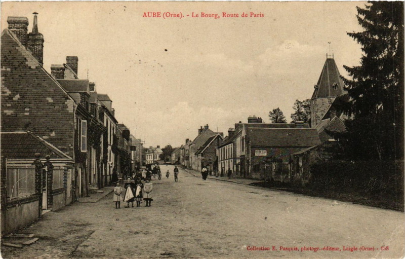 Carte postale ancienne Aube - Le Bourg, Route de Paris à Aube