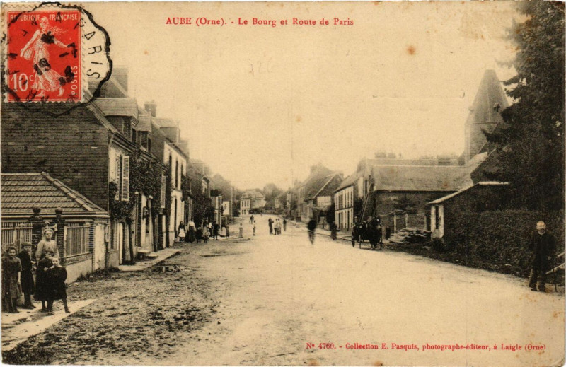 Carte postale ancienne Aube - Le Bourg et Route de Paris à Aube