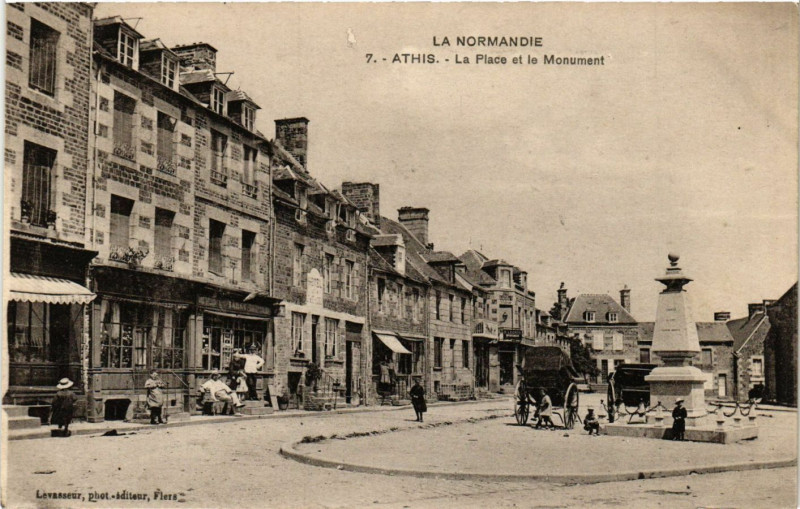 Carte postale ancienne Athis - La Place et le Monument